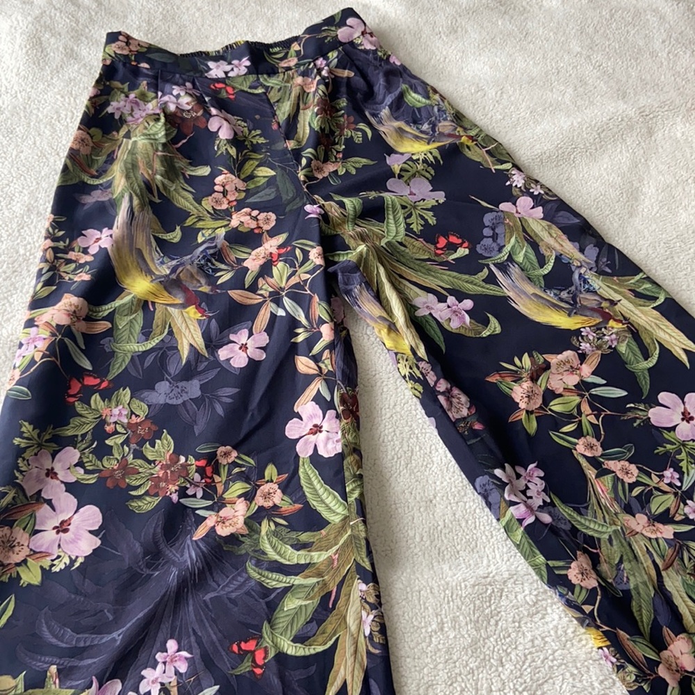 Light and airy pant. So flattering por beach or going out.